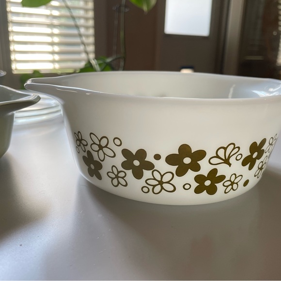 Bundle of 2. One has a lid. Vintage Pyrex Spring Blossom - Picture 5 of 6